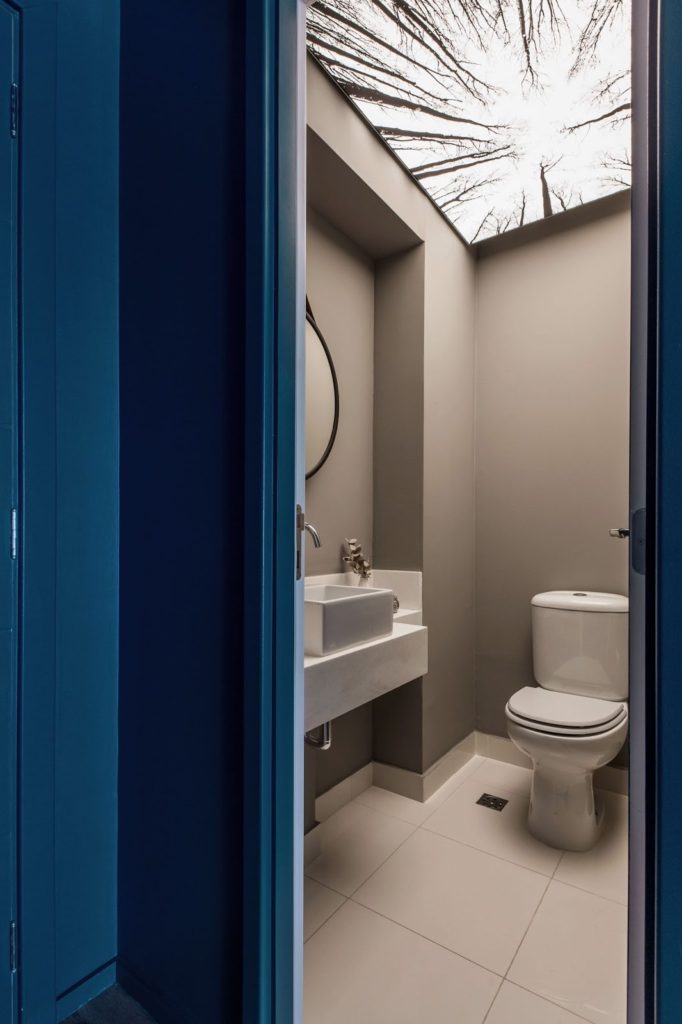 Banheiro com tela tensionada simulando claraboia